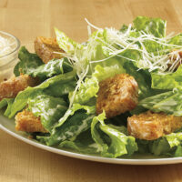 Prato de salada caesar com croutons e queijo