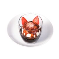 Taça transparente de sorvete de baunilha com cobertura de chocolate e morangos.