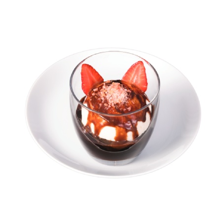 Taça transparente de sorvete de baunilha com cobertura de chocolate e morangos.