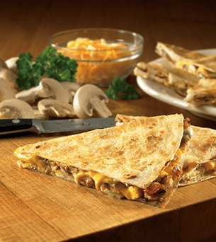 Prato com quesadillas chamado Chook'n Dilas em uma mesa.