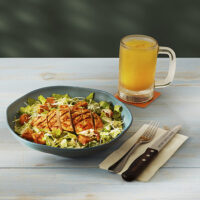 Prato de Caesar Salad com frango grelhado