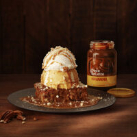 Brownie de doce de leite Havanna, com sorvete, chantilly e calda.