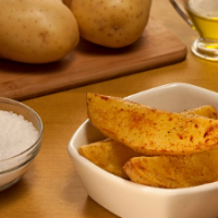 Batatas douradas caseiras em um prato branco.