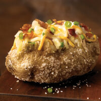 Batata saindo fumaça em cima da mesa - Jacket Potato.