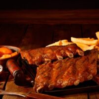 Duas Junior Ribs servidas com fritas, molho e Cinnamon Apples.