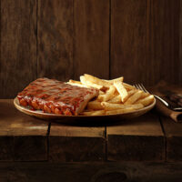Junior Ribs servida com fritas