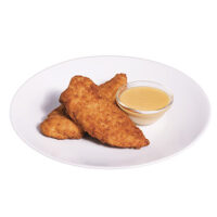 Peito de frango empanado servido em um prato branco, acompanhado de pote com molho honey mustard
