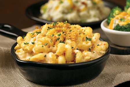 Pasta caracolina com creme de queijos e crumble de crouton em uma tigela preta - Aussie Mac N’ Cheese