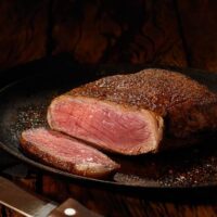 New York Strip Steak servido em tábua Outback