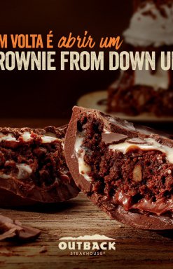Brownie de chocolate, com fundo marrom, que lembra chocolate.