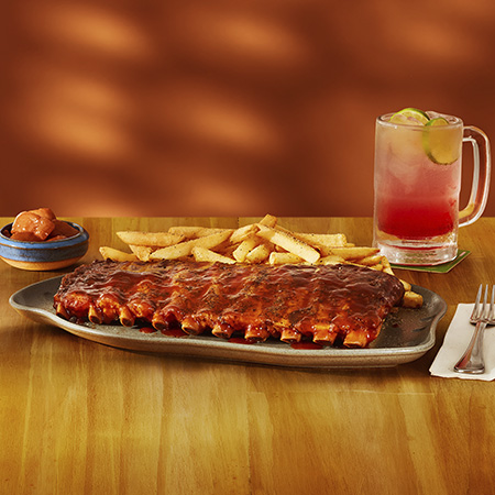 Ribs On The Barbie, costela servida com molho Billabon, acompanhada de fritas e Cinnamon Apples.