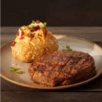 Steak Rockhampton Ribeye servido com Jacket Potato como acomapanhamento