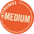 Selo com o fundo laranja com a palavra 'Medium' em branco.
