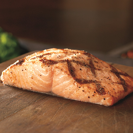 Salmão grelhado sobre uma tábua de madeira