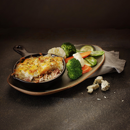 Bife Gratinado servido com legumes