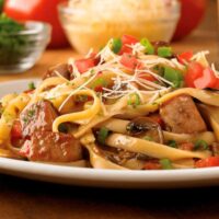 Prato de macarrão, Fettuccine e corte de filet mignon.