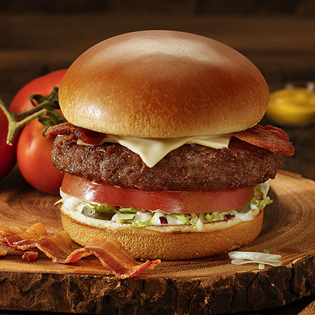 Burger com queijos, tomate e alface.