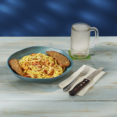 Uma mistura caprichada de camarões e champignons, temperada com ervas finas e servida com fettuccine refogado ao molho Alfredo.