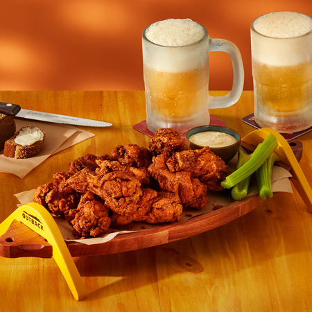 Pedaços de frango em um prato branco - Kookaburra Wings.
