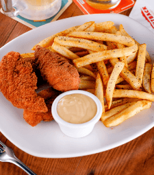 Prato com frango e batata frita - Chicken Fingers Jumbo.