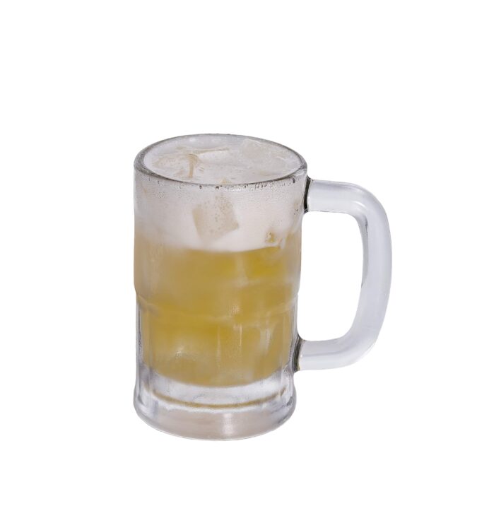 Caneca de cerveja em fundo branco - Beer Mule.
