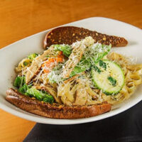 Fettuccine com legumes e tiras de frango grelhado