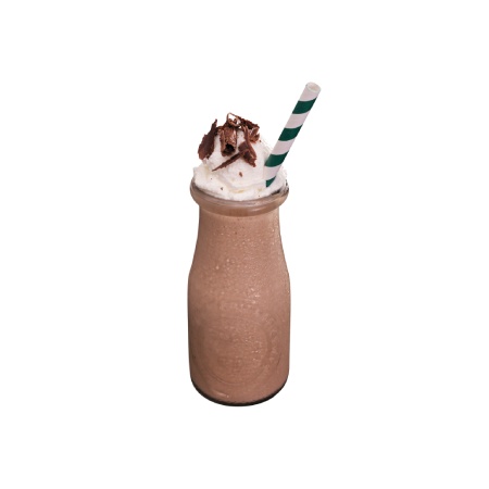 Garraga de Milshake de Chocolate servido com chantily e raspas de chocolate, com canudo.