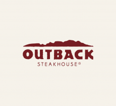 Logo com fundo branco escrito "Outback Steakhouse" em vermelho escuro.