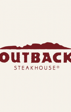 Logo com fundo branco escrito "Outback Steakhouse" em vermelho escuro.