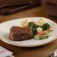 Victoria’s Filet servido com legumes como acompanhamento