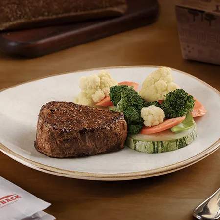 Victoria’s Filet servido com legumes como acompanhamento