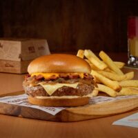 Hambúrguer Epic Cheddar Burger do Outback Delivery.