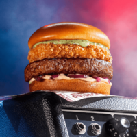 Catupiry Madness Burger em cima de uma caixa de som com fundo colorido.