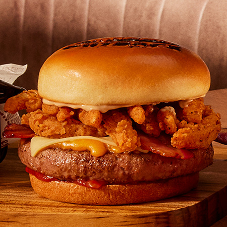 Burger de Picanha com pétalas de Bloomin' Onion e queijo, com pão brioche.