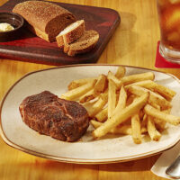 Steak servido com fritas