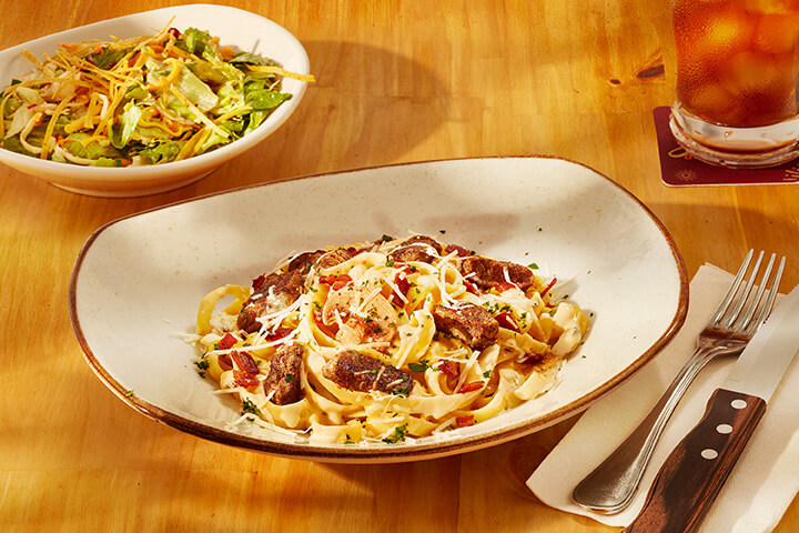 Steak Mate’s Fettuccine ou na opção Ribs Desfiada