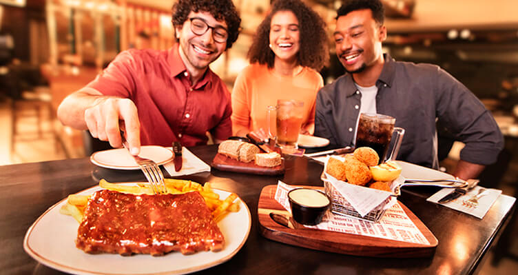 Grupo de amigos celebrando no restaurante Outback