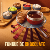 Bowl com Fondue de Chocolate com 5 acompanhamentos.