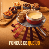 Bowl com fondue de queijo com 5 acompanhamentos diferentes