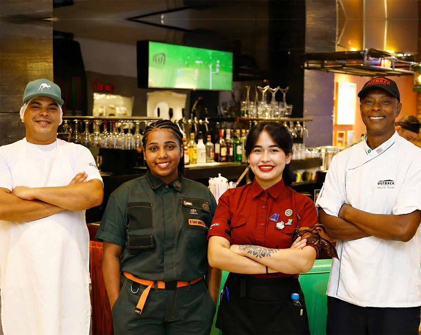 Equipe de Outbackers reunida no balcão do restaurante Outback