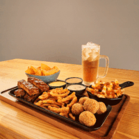 Rodízio Outback, com reposição dos aperitivos clássicos durante 3 horas. Na versão alcoólica, inclui Refrigerante ou Iced Tea de 500ml.
