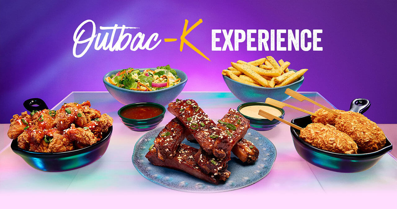 Outbac-k Experience Produtos: K-Ribs ao molho Barbecue Gochujang, K-Chicken Sweet Chilli , salada asiática, três K-orean Dogs e 1 acompanhamento à sua escolha.
